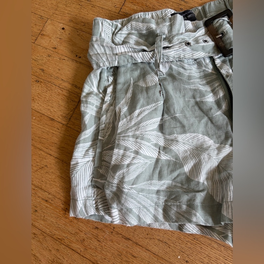 Tahari 100% linen shorts palm leaf tropical with faux turtle shell grommet belt - Picture 3 of 11